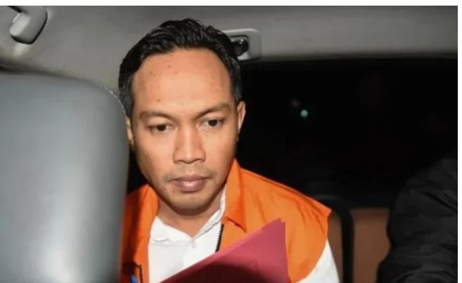 Foto: Tersangka Korupsi Eks Bupati Cilacap Syamsul Aulia Rachman