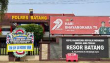 Foto: Karangan Bunga di Polres Batang