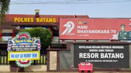 Foto: Karangan Bunga di Polres Batang