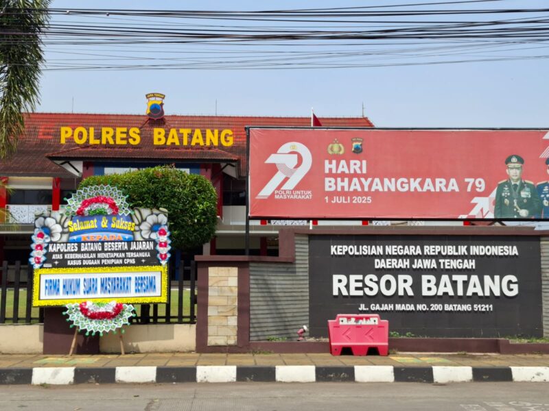 Foto: Karangan Bunga di Polres Batang