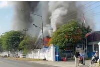 Foto: Kebakaran di Pabrik Ban Purworejo