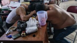 Foto : kedua Perangkat Desa yang Tepar karena mabuk berat di kantor