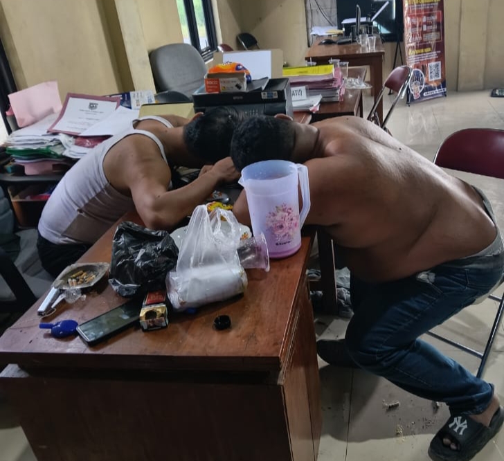 Foto : kedua Perangkat Desa yang Tepar karena mabuk berat di kantor
