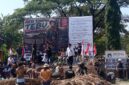 Foto : Aksi Ratusan Warga yang melakukan 