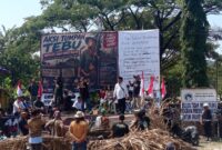 Foto : Aksi Ratusan Warga yang melakukan 