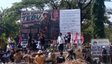 Foto : Aksi Ratusan Warga yang melakukan