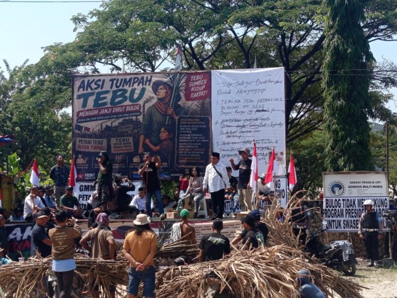 Foto : Aksi Ratusan Warga yang melakukan 
