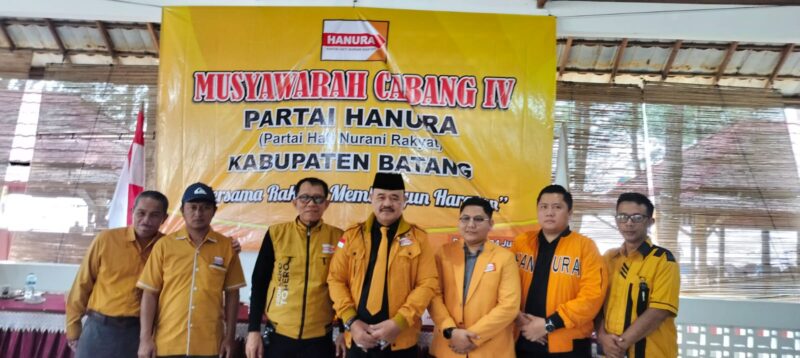 Foto : Dr. Drs. H.Hono Sejati Pradoto Jatinagoro. SH. M. Hum ketua Hanura Jawa Tengah. Dengan  Karmubit Terpilih Secara Aklamasi sebagai Ketua DPC Hanura Kabupaten Batang