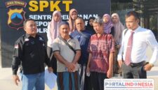 Foto : ke Empat orang tua santri beserta anaknya yang mendatangi polres DEMAK Pada. Kamis 11 Juni 2026. Di Dampingi Tim Kuasa Hukumnya