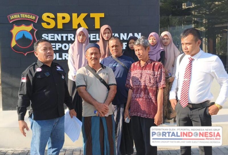 Foto : ke Empat orang tua santri beserta anaknya yang mendatangi polres DEMAK Pada. Kamis 11 Juni 2026. Di Dampingi Tim Kuasa Hukumnya