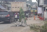 Foto : Jalan yang Rusak Sehingga Ditanami Pohon oleh masyarakat. Diduga karena kendaraan berbuatan berat yang mengangkut Hasil Tambang Galian C