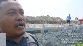 Foto : Sugiono SH Aktivis LPKSM Ketika Memberikan Perbandingan sawah yang di buruk dengan kasus tambak udang di barang yang di tahan polda jateng