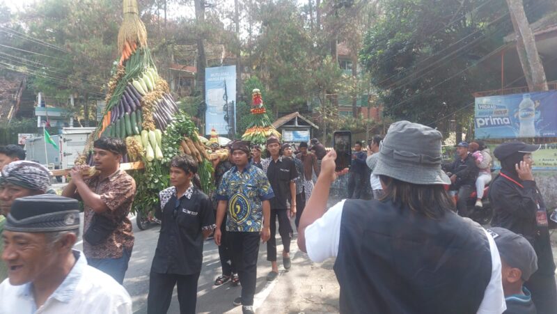 Foto : Ketika Prosesi Sedekahkan Bumi Berlangsung