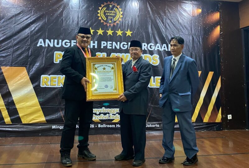 Foto : Dr. Drs. H. KRH. Hono Sejati Pradoto Jatinangoro, S.H., M.Hum. meraih penghargaan bergengsi tingkat nasional. Dalam ajang Malam Anugerah Profesi Awards 2026